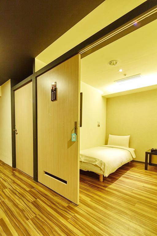 Single Inn- Kaohsiung Linsen Экстерьер фото
