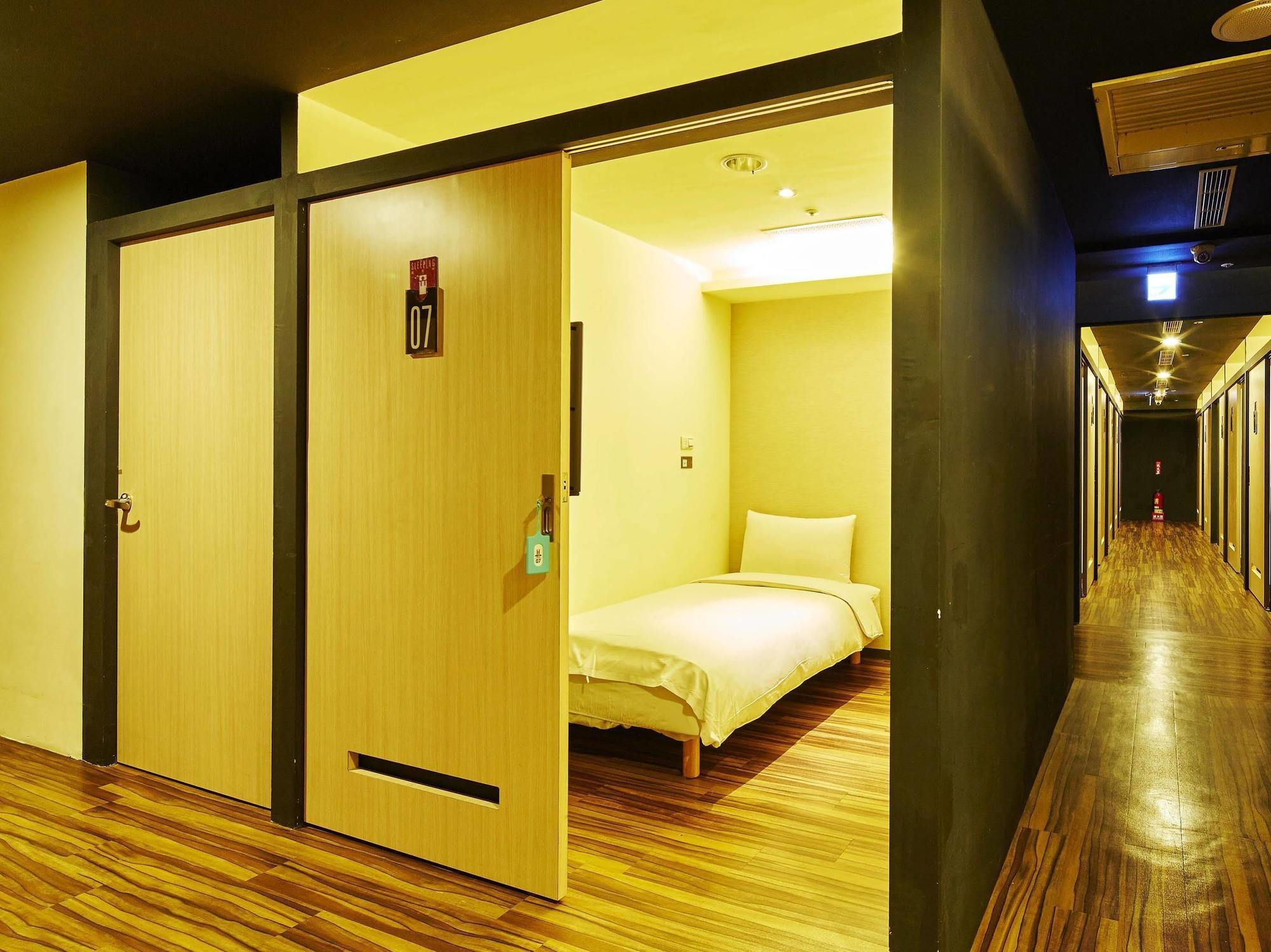 Single Inn- Kaohsiung Linsen Экстерьер фото