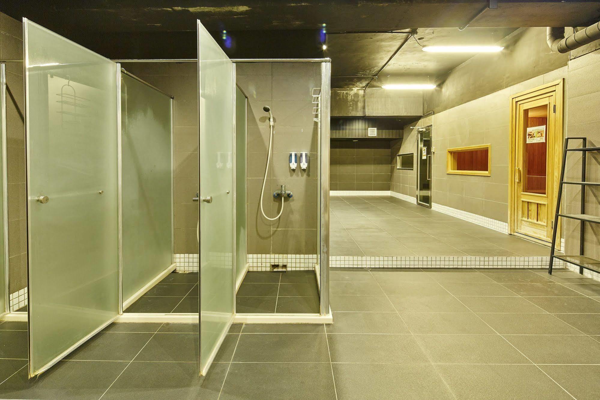 Single Inn- Kaohsiung Linsen Экстерьер фото