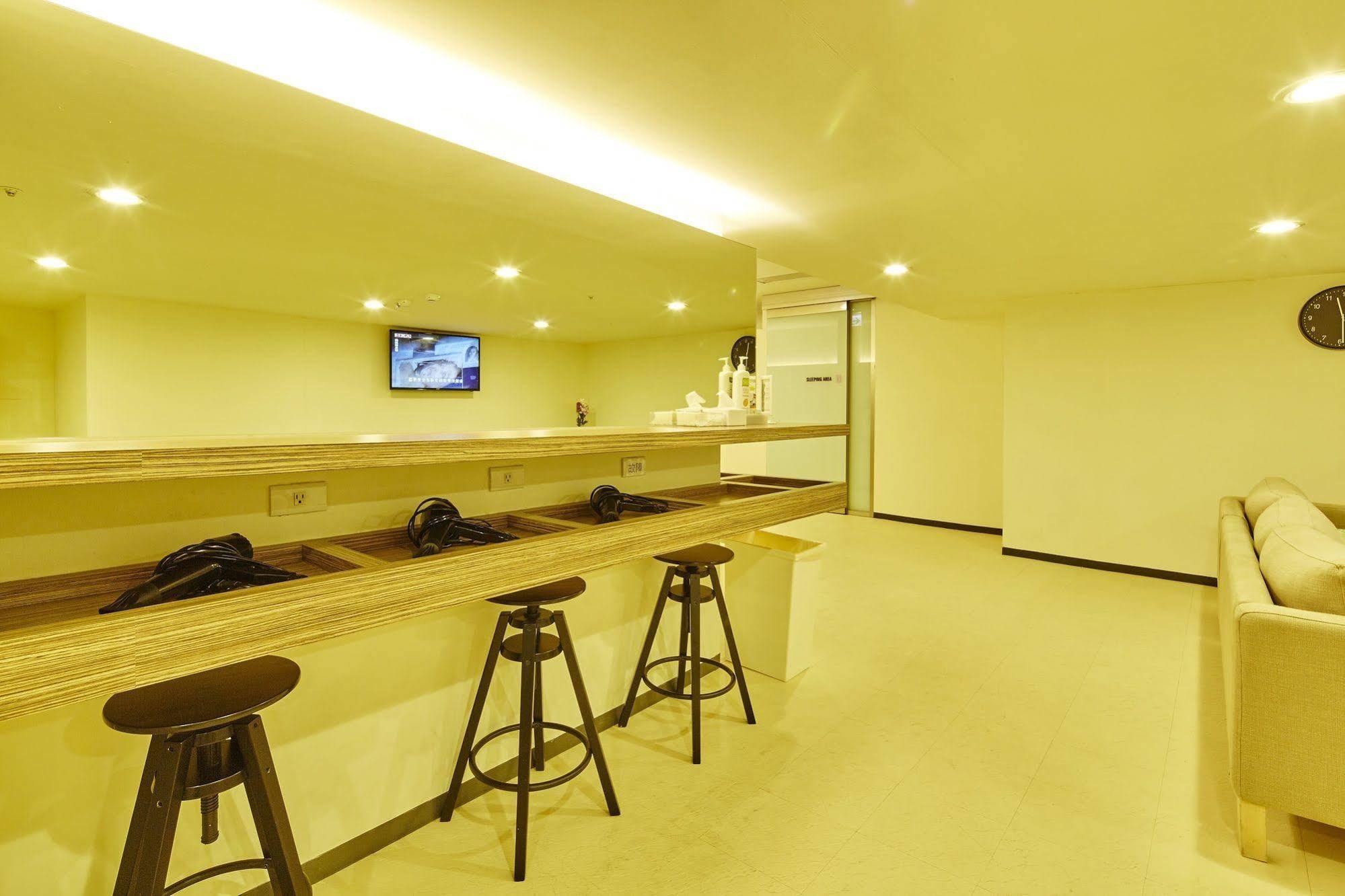 Single Inn- Kaohsiung Linsen Экстерьер фото